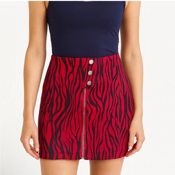 GUESS Rayanna Red/Black Animal Print Faux Suede Mini Skirt Size 0 Zipper Accent - Picture 1 of 11